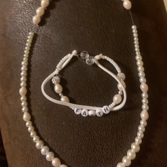 Beaded/Pearl Jewelry Necklace and Bracelet set - Picture 3 of 3